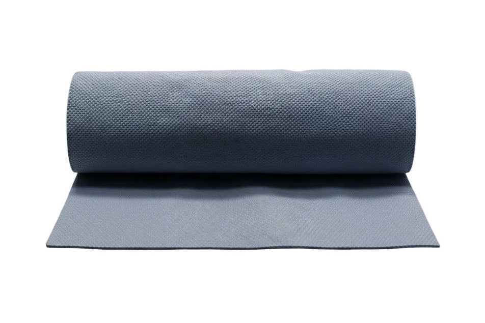 Detailaufnahme einer blauen, perforierten Industrieputzrolle zur schnellen Flüssigkeitsaufnahme.