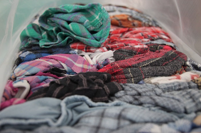 Nahaufnahme von Industrieputzlappen aus buntem Flanell – weich und saugstark für Öl und Schmutz.