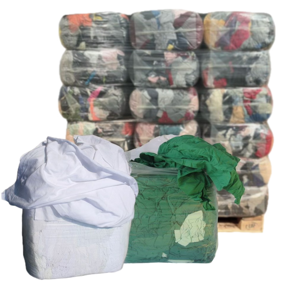 Im Vordergrund Industrieputzlappen Trikot weiss und Kattun grün im komprimierten 10 kg Würfel dahinter eine Putzlappenpalette 