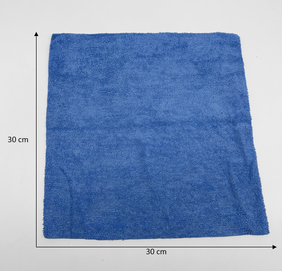 Microfasertuch aus der Spenderbox mit eingezeichneten Maßen 30x30cm