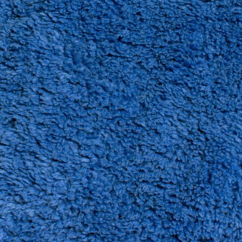 Nahaufnahme eines blauen, hochflorigen Mikrofasertuchs (1200g Qualität) mit robuster Overlock-Vernähung.