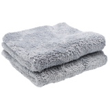 Zwei extra weiche, graue Flausch-Mikrofasertücher (Olymp) für die kratzfreie Lackpflege.