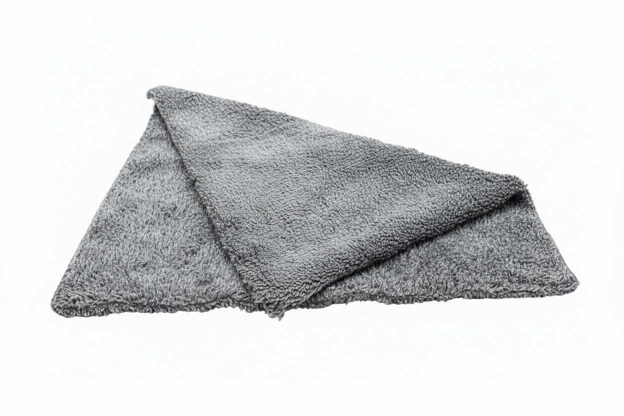 Silber-graues flauschiges Mikrofasertuch (Olymp) für die kratzfreie Politur und Reinigung.