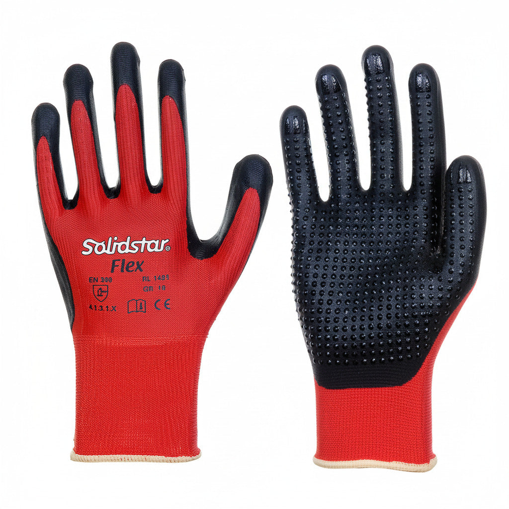 Zwei rot-schwarze Solidstar Flex Arbeitshandschuhe vor weißem Hintergrund. Der linke Handschuh zeigt den roten Handrücken mit Logo und Zertifizierungszeichen, der rechte Handschuh zeigt die schwarze, genoppte Nitril-Beschichtung der Handinnenfläche für besseren Griff.