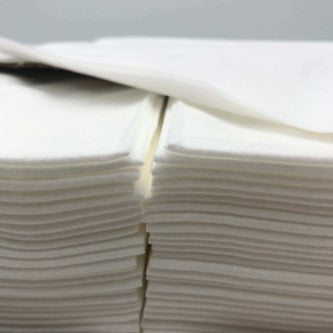 Detailansicht: Stapel weißer Semy-Soft Reinigungstücher mit weicher Oberflächenstruktur.