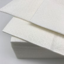 Nahaufnahme weißer Soft Airlaid Reinigungstücher – extrem saugfähig und reißfest.