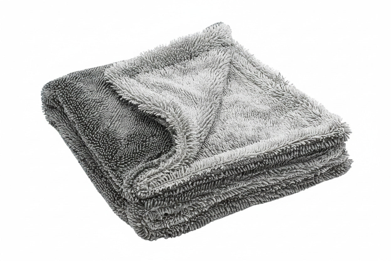 Nahaufnahme eines flauschig grauen Mikrofaser-Trockentuchs (Wassermagnet) für Lack und Glas.