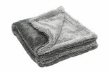 Nahaufnahme eines flauschig grauen Mikrofaser-Trockentuchs (Wassermagnet) für Lack und Glas.